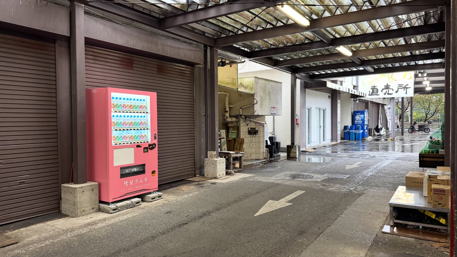 深大にぎわいの里の通路とピンクの自動販売機